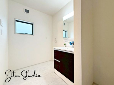 ���ʑ�E���ʏ� ���̎x�x����̃P�A���C�����悭�n�܂���ʋ�ԁB�傫�ȃ~���[�ƍL�߂̃{�E���ŁA�Ƒ��݂�Ȃ����K�Ɏg����݌v�ł��B�Q�������������ł���Ƃ�̂��鎞�Ԃ𐶂ݏo���܂��B1 ���̂͂��܂�ƏI����S�n�悭��