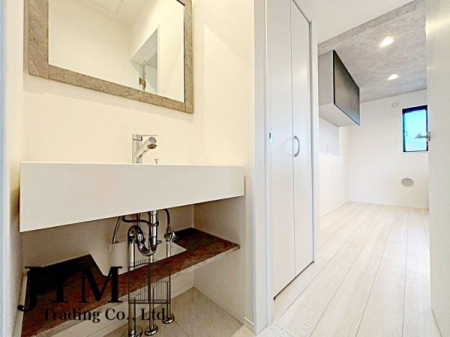 ���ʑ�E���ʏ� �܂�ŃJ�t�F�̂悤�Ȃ������Ȑ��ʋ�ԁ�\���ȍL���������ʑ�́A�g�����Ȃ݂̃`�F�b�N�⎕�����ȂǁA���̍Q�����������Ԃł��������Ǝg���A�S�ɗ]�T������������K�ȃX�y�[�X�ƂȂ��Ă��܂���