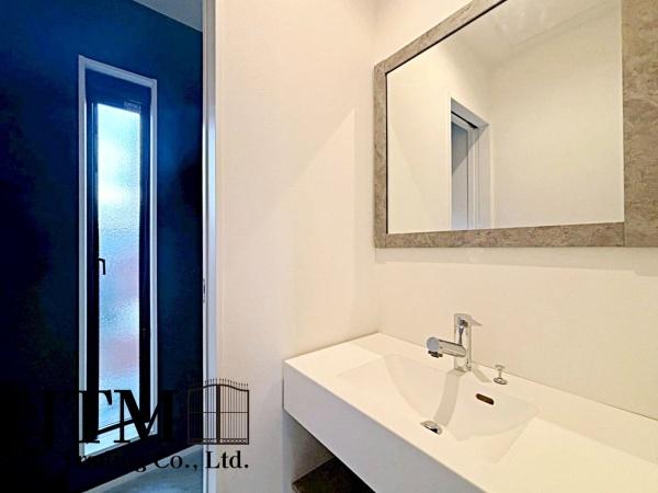 ���ʑ�E���ʏ� �g�����h���̂���J�E���^�[�{�[�����̗p�����A�X�^�C���b�V���Ȑ��ʃX�y�[�X�B�z�e�����C�N�ȃf�U�C���ŁA�����̐g�x�x���C�����オ��܂��B�g������ƃf�U�C���������˔������A���ǂ��̈��ł���