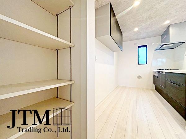 ���ʑ�E���ʏ� 2�K�L�b�`�����ɂ����ʏ���݂��܂����B�Ǝ������ɔz�������������̔z�u�B�T�b�Ǝg���Ė����̕��S���y�����܂��B�֗��Ȏ��[�I�t���ŁA�^�I������p�i������������܂�A�g������ɂ��z�����܂����B