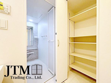 ���ʑ�E���ʏ� �g������ɔz���������[�I��ݒu�B�^�I�����܁A���p�i�̃X�g�b�N�܂ł���������܂�A��Ԃ���������ƕۂĂ܂��B�K�v�Ȃ��̂�������Ɏ���z�u�ŁA�Z�������̐g�x�x���X���[�Y�ɐ������p���̍����d�l�ł��B