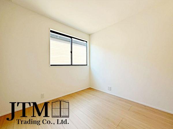 �q������ ���ʂ̂Ȃ��݌v�ƁA�v�Z���ꂽ�F�g���B���D���ȉƋ��A�[�g������ɂȂ�悤�ȁA�V���v���Ő�������Ԃł��B�u�����̍D����������Ɖf����I�v����ȕ�����T���Ă������ɂ����͂������ꎺ�ł���