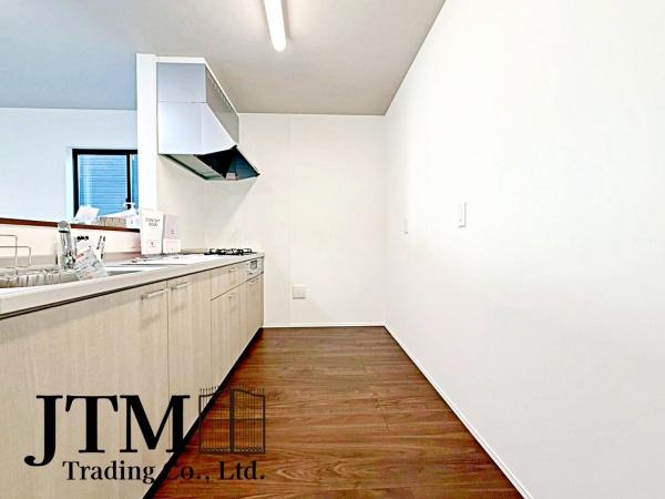 �L�b�`�� �������Ƒ��ƈꏏ�ɉ߂�����̂��ΖʃL�b�`���̖��́I�����̏o������b���Ȃ���ꏏ�ɂ��������y���ގ��Ԃ́A���R�ƏΊ炪���A�Ƒ����J��[�߂��؂ȂЂƂƂ��B�����̂������^�C������炵��L���ɍʂ�܂���