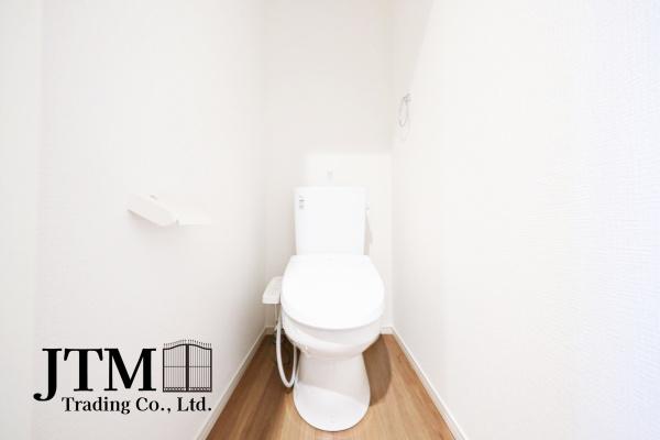 �g�C�� �������������͋C�̃g�C���́A�ق��ƈꑧ����ꏊ�ɁB�ӊO�Əd�v�ȁg���S�n�̗ǂ��h���������芴������݌v�ł���������Ƃ����C�z�肪�A��炵�̎��������ƍ��߂Ă���܂��B����̖Z������Y��āA�ЂƑ����B