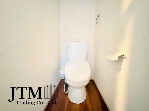 �g�C�� �������������͋C�̃g�C���́A�ق��ƈꑧ����ꏊ�ɁB�ӊO�Əd�v�ȁg���S�n�̗ǂ��h���������芴������݌v�ł���������Ƃ����C�z�肪�A��炵�̎��������ƍ��߂Ă���܂��B����̖Z������Y��āA�ЂƑ����B