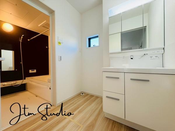 ���ʑ�E���ʏ� ���̎x�x����̃P�A���C�����悭�n�܂���ʋ�ԁB�傫�ȃ~���[�ƍL�߂̃{�E���ŁA�Ƒ��݂�Ȃ����K�Ɏg����݌v�ł��B�Q�������������ł���Ƃ�̂��鎞�Ԃ𐶂ݏo���܂��B1 ���̂͂��܂�ƏI����S�n�悭��