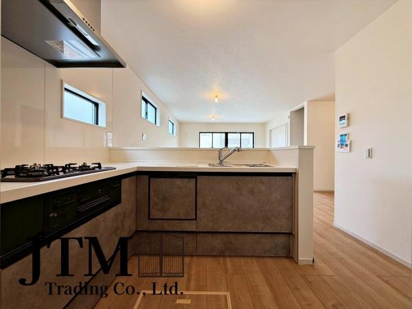 �L�b�`�� �ΖʃL�b�`���ł́A���q�l���V�Ԏp�������Ȃ��炨�������\�ł��I�ڂƖڂ������A���q�l�����S���ă��r���O�ŗV�񂾂�A�h��₨�׋���������ł��܂��ˁ􂲉Ƒ��l�^�C�������y���݂܂��傤��