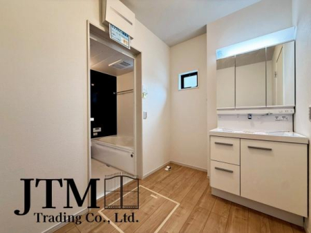 ���ʑ�E���ʏ� ���̎x�x����̃P�A���C�����悭�n�܂���ʋ�ԁB�傫�ȃ~���[�ƍL�߂̃{�E���ŁA�Ƒ��݂�Ȃ����K�Ɏg����݌v�ł��B�Q�������������ł���Ƃ�̂��鎞�Ԃ𐶂ݏo���܂��B1 ���̂͂��܂�ƏI����S�n�悭��