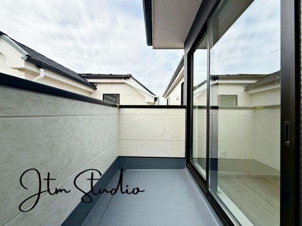 �o���R�j�[ �u�₩�ȕ����S�n�悭����������A�J���I�ȃo���R�j�[�B���̓R�[�q�[��Ў�ɐ[�ċz�A��͐���𒭂߂Ȃ���ق��ƈꑧ�B���X�̕�炵�ɂ�����Ƃ������ʊ����v���X���Ă����A����ȋ�Ԃ������ɂ͂���܂��B