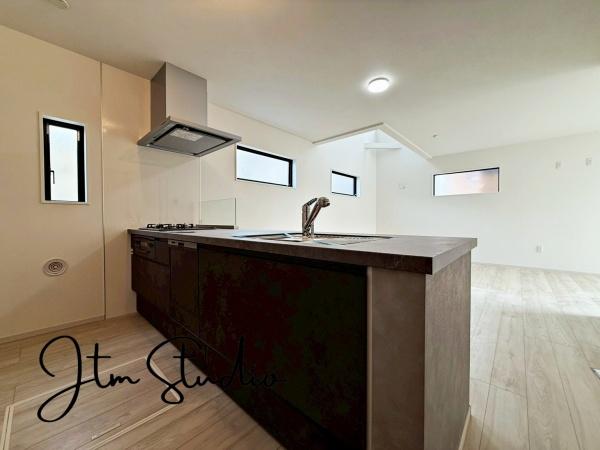 �L�b�`�� �ΖʃL�b�`���ł́A���q�l���V�Ԏp�������Ȃ��炨�������\�ł��I�ڂƖڂ������A���q�l�����S���ă��r���O�ŗV�񂾂�A�h��₨�׋���������ł��܂��ˁ􂲉Ƒ��l�^�C�������y���݂܂��傤��