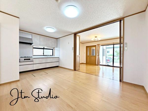 ���r���O �؂̂ʂ����肪��������A�����݂̂��郊�r���O�ł��B�V��̗��△�C�ނ̏����i�`�������ŗ������������͋C�����o���A�J�����̂����ԂɁB�Ƒ��̒c���⃊���b�N�X�^�C���ɂ҂�����̏Z�܂��ł���