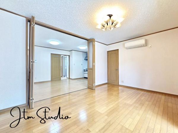 ���r���O �Ƒ������R�ƏW�܂�Ί�Ɖ�b���₦�Ȃ����r���O�́A���������Ȍ����������݁A�������Ƃ����L���Ƌ��S�n�̗ǂ������˔����Ă��܂��B�����̕�炵�Ɉ��S���ƖL�����������炵�A�Ƒ��݂�Ȃ��������؂ȋ�Ԃł���