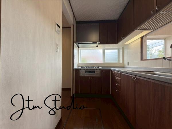 �L�b�`�� �ǂɖʂ����L�b�`���ɂ͏���������A���R�Ȍ��ƕ������荞�ސS�n�悢��ԁB���邭���ʂ��̗ǂ����ŁA���K�ɂ��������y���߂܂��B�������̂ɂ�����������ɂ����A���ł��u�₩�Ő������̂���L�b�`����ۂĂ܂���