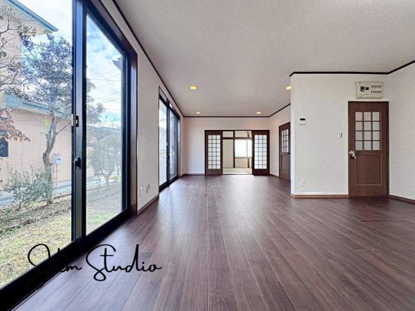 ���r���O �Ƒ��̐H����c���̂ق��A�q�ǂ���V�΂�����A�F�l���������肷��LDK�͏Z�܂��̒��S�B�����ԉ߂����ꏊ������A���̋�Ԃ͏Z�܂��S�̂̋��S�n�����E���܂��B
