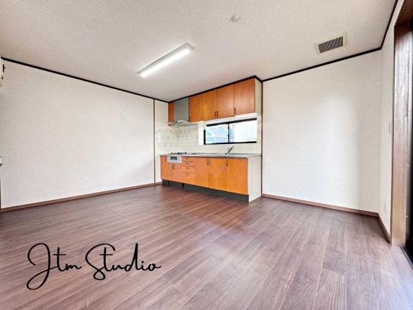 ���r���O �Z�������ł��A��������Ƒ��������ĐH�������Ē������Ƃ肠��傫���̃_�C�j���O�X�y�[�X�I�Ƒ��݂�ȂŃe�[�u�����͂ޑf�G�Ȏ��Ԃ��y����ŉ�������