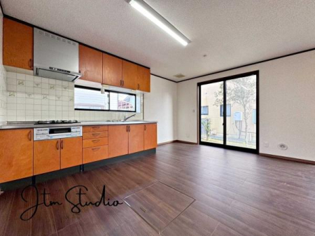 �L�b�`�� �ǂɖʂ����L�b�`���ɂ͏���������A���R�Ȍ��ƕ������荞�ސS�n�悢��ԁB���邭���ʂ��̗ǂ����ŁA���K�ɂ��������y���߂܂��B�������̂ɂ�����������ɂ����A���ł��u�₩�Ő������̂���L�b�`����ۂĂ܂���