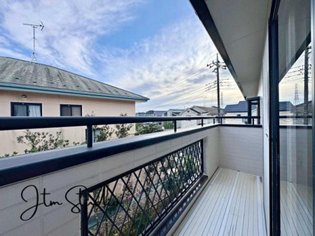 �o���R�j�[ ��ɑ傫���ʂ����o���R�j�[�͑��z�̉����ȉ�������߂������ς��󂯎~�߂Ă���܂��B���z�̌��Ƒu�₩�ȕ����󂯂������󕨂͂����Ƃ����ԂɊ����A��肱�ގ��ɂ͑��z�̓�����������ꂻ���ł��ˁB