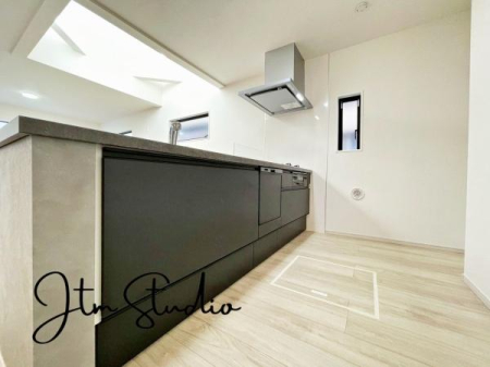 �L�b�`�� �������Ƒ��ƈꏏ�ɉ߂�����̂��ΖʃL�b�`���̖��́I�����̏o������b���Ȃ���ꏏ�ɂ��������y���ގ��Ԃ́A���R�ƏΊ炪���A�Ƒ����J��[�߂��؂ȂЂƂƂ��B�����̂������^�C������炵��L���ɍʂ�܂���