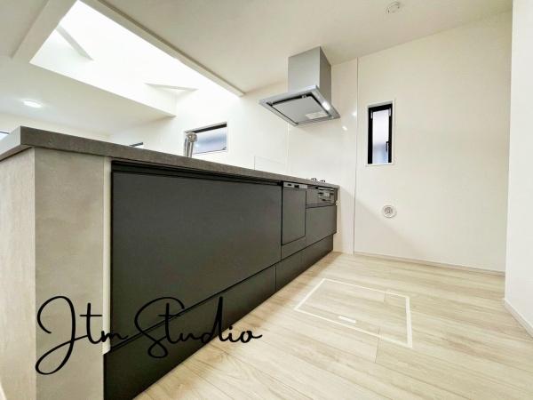 �L�b�`�� �������Ƒ��ƈꏏ�ɉ߂�����̂��ΖʃL�b�`���̖��́I�����̏o������b���Ȃ���ꏏ�ɂ��������y���ގ��Ԃ́A���R�ƏΊ炪���A�Ƒ����J��[�߂��؂ȂЂƂƂ��B�����̂������^�C������炵��L���ɍʂ�܂���