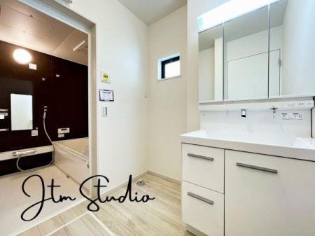 ���ʑ�E���ʏ� ���̎x�x����̃P�A���C�����悭�n�܂���ʋ�ԁB�傫�ȃ~���[�ƍL�߂̃{�E���ŁA�Ƒ��݂�Ȃ����K�Ɏg����݌v�ł��B�Q�������������ł���Ƃ�̂��鎞�Ԃ𐶂ݏo���܂��B1 ���̂͂��܂�ƏI����S�n�悭��