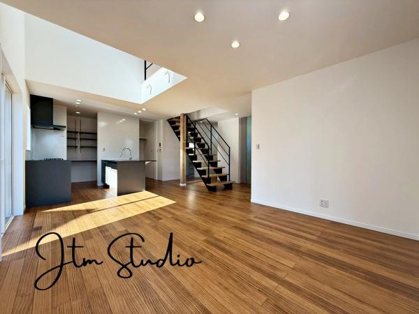 ���r���O �Ƒ��̐H����c���̂ق��A�q�ǂ���V�΂�����A�F�l���������肷��LDK�͏Z�܂��̒��S�B�����ԉ߂����ꏊ������A���̋�Ԃ͏Z�܂��S�̂̋��S�n�����E���܂��B