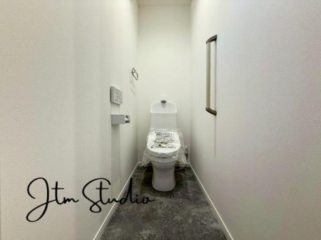 �g�C�� �������������͋C�̃g�C���́A�ق��ƈꑧ����ꏊ�ɁB�ӊO�Əd�v�ȁg���S�n�̗ǂ��h���������芴������݌v�ł���������Ƃ����C�z�肪�A��炵�̎��������ƍ��߂Ă���܂��B����̖Z������Y��āA�ЂƑ����B