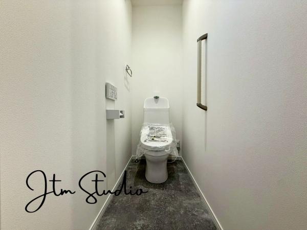 �g�C�� �������������͋C�̃g�C���́A�ق��ƈꑧ����ꏊ�ɁB�ӊO�Əd�v�ȁg���S�n�̗ǂ��h���������芴������݌v�ł���������Ƃ����C�z�肪�A��炵�̎��������ƍ��߂Ă���܂��B����̖Z������Y��āA�ЂƑ����B