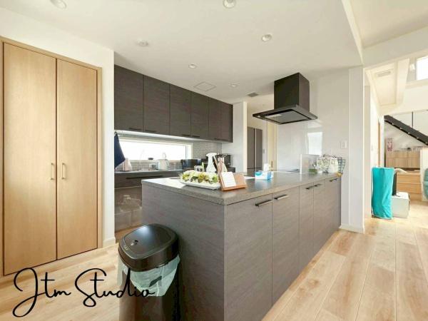 �L�b�`�� �ΖʃL�b�`���ł́A���q�l���V�Ԏp�������Ȃ��炨�������\�ł��I�ڂƖڂ������A���q�l�����S���ă��r���O�ŗV�񂾂�A�h��₨�׋���������ł��܂��ˁ􂲉Ƒ��l�^�C�������y���݂܂��傤��