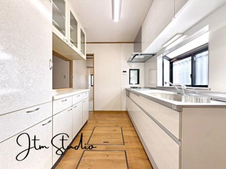 �L�b�`�� ��e�ʂ̃J�b�v�{�[�h�t���ŁA�U�炩�肪���ȃL�b�`���܂����������ځ�ׁX������������X�g�b�N�A���i�͏o�Ԃ̏��Ȃ��������Ȃǂ��X�b�L���Еt���܂���