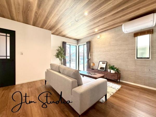 ���r���O �Ƒ��̐H����c���̂ق��A�q�ǂ���V�΂�����A�F�l���������肷��LDK�͏Z�܂��̒��S�B�����ԉ߂����ꏊ������A���̋�Ԃ͏Z�܂��S�̂̋��S�n�����E���܂��B