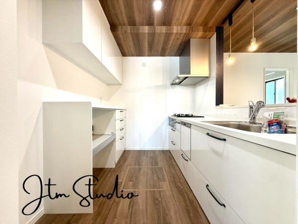 �L�b�`�� ��e�ʂ̃J�b�v�{�[�h�t���ŁA�U�炩�肪���ȃL�b�`���܂����������ځ�ׁX������������X�g�b�N�A���i�͏o�Ԃ̏��Ȃ��������Ȃǂ��X�b�L���Еt���܂���