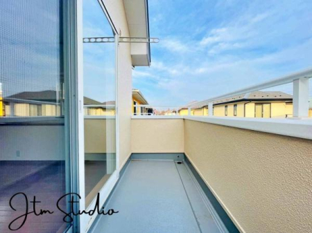 �Z�˂���̒��]�ʐ^ ���Ԃ͎��R�L���Ȍi�F�𒭂߂Ȃ���A��͐���₨���l�����Ȃ���A���Ƒ��̉�b���e�݂����Ȍe���̏Z��ł���