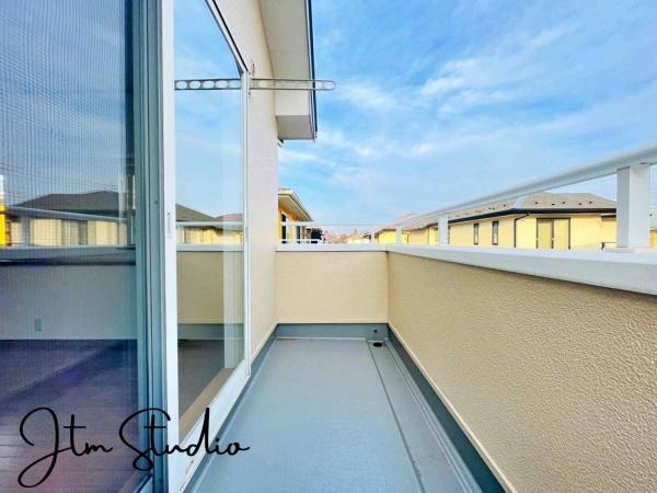 �Z�˂���̒��]�ʐ^ ���Ԃ͎��R�L���Ȍi�F�𒭂߂Ȃ���A��͐���₨���l�����Ȃ���A���Ƒ��̉�b���e�݂����Ȍe���̏Z��ł���