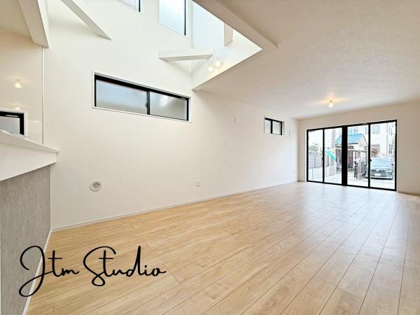 ���r���O �Ƒ������R�ƏW�܂�Ί�Ɖ�b���₦�Ȃ����Ԃ́A���������Ȍ����������݁A�������Ƃ����L���Ƌ��S�n�̗ǂ������˔����Ă��܂��B