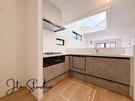 �L�b�`�� �ΖʃL�b�`���ł́A���q�l���V�Ԏp�������Ȃ��炨�������\�ł��I�ڂƖڂ������A���q�l�����S���ă��r���O�ŗV�񂾂�A�h��₨�׋���������ł��܂��ˁ􂲉Ƒ��l�^�C�������y���݂܂��傤��