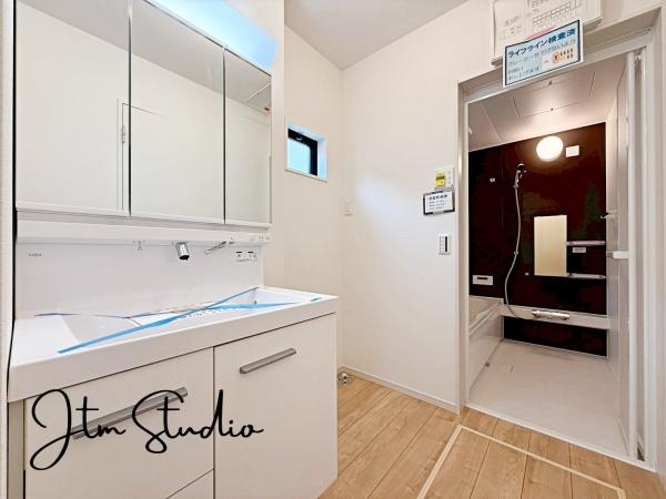 ���ʑ�E���ʏ� �����̃P�A���C�����悭�n�܂���ʋ�ԁB�傫�ȃ~���[�ƍL�߂̃{�E���ŉ��K�Ɏg����݌v�ł��B�Q�������������ł���Ƃ�̂��鎞�Ԃ𐶂ݏo���܂��B
��CG�������s���Ă��邽�߁A����ƈقȂ�ꍇ���������܂�