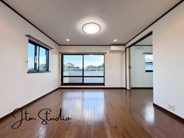 ���r���O �Ƒ��̐H����c���̂ق��A�q�ǂ���V�΂�����A�F�l���������肷��LDK�͏Z�܂��̒��S�B�����ԉ߂����ꏊ������A���̋�Ԃ͏Z�܂��S�̂̋��S�n�����E���܂��B
