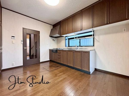 �L�b�`�� ���������薾�邳�ƒʕ��ǂ����ŉ��K�ɂ���������[���L�x�ŁA�ׁX�����������₩���΂钲�������X�b�L���Еt���L�b�`�������ł������ɕۂĂ܂���