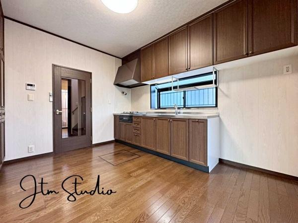 �L�b�`�� ���������薾�邳�ƒʕ��ǂ����ŉ��K�ɂ���������[���L�x�ŁA�ׁX�����������₩���΂钲�������X�b�L���Еt���L�b�`�������ł������ɕۂĂ܂���