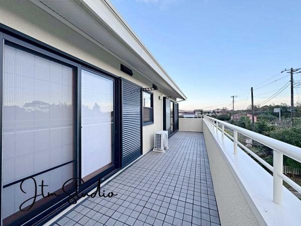 �o���R�j�[ �u�₩�ȕ����S�n�悭����������A�J���I�ȃo���R�j�[�B���̓R�[�q�[��Ў�ɐ[�ċz�A��͐���𒭂߂Ȃ���ق��ƈꑧ�B���X�̕�炵�ɂ�����Ƃ������ʊ����v���X���Ă����A����ȋ�Ԃ������ɂ͂���܂��B