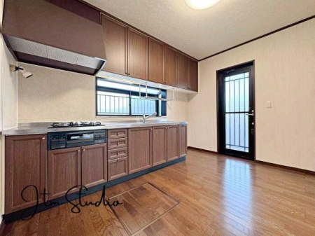 �L�b�`�� �ǂɖʂ����L�b�`���ɂ͏���������A���R�Ȍ��ƕ������荞�ސS�n�悢��ԁB���邭���ʂ��̗ǂ����ŁA���K�ɂ��������y���߂܂��B�������̂ɂ�����������ɂ����A���ł��u�₩�Ő������̂���L�b�`����ۂĂ܂���