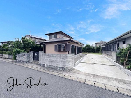 �O�ʓ��H�܂ތ��n�ʐ^ �������������͋C�̏Z��X�ł������͂ɂ͍������������Ȃ��󂪍L���������J���������Ղ聝�z�����肪�Ղ���S�z���Ȃ��A�����ʂ��Ė��邭���K�ɉ߂����܂��B�C�����̗ǂ���������������S�n�悢�X���݂ł���