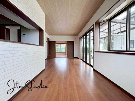 ���r���O �Ƒ��̐H����c���̂ق��A�q�ǂ���V�΂�����A�F�l���������肷��LDK�͏Z�܂��̒��S�B�����ԉ߂����ꏊ������A���̋�Ԃ͏Z�܂��S�̂̋��S�n�����E���܂��B
