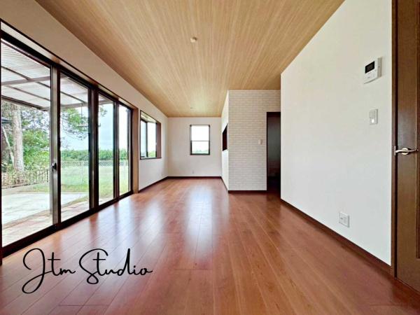 ���r���O �Ƒ������R�ƏW�܂�Ί�Ɖ�b���₦�Ȃ����r���O�́A���������Ȍ����������݁A�������Ƃ����L���Ƌ��S�n�̗ǂ������˔����Ă��܂��B�����̕�炵�Ɉ��S���ƖL�����������炵�A�Ƒ��݂�Ȃ��������؂ȋ�Ԃł���