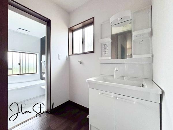 ���ʑ�E���ʏ� ���̎x�x����̃P�A���C�����悭�n�܂���ʋ�ԁB�傫�ȃ~���[�ƍL�߂̃{�E���ŁA�Ƒ��݂�Ȃ����K�Ɏg����݌v�ł��B�Q�������������ł���Ƃ�̂��鎞�Ԃ𐶂ݏo���܂��B1 ���̂͂��܂�ƏI����S�n�悭��