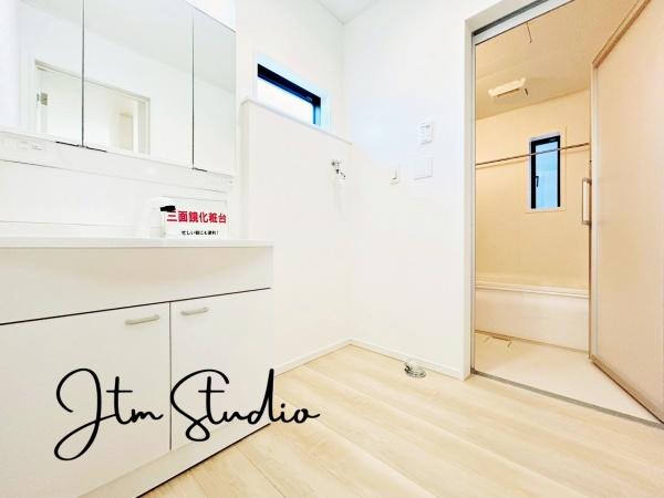 ���ʑ�E���ʏ� ���̎x�x����̃P�A���C�����悭�n�܂���ʋ�ԁB�傫�ȃ~���[�ƍL�߂̃{�E���ŁA�Ƒ��݂�Ȃ����K�Ɏg����݌v�ł��B�Q�������������ł���Ƃ�̂��鎞�Ԃ𐶂ݏo���܂��B1 ���̂͂��܂�ƏI����S�n�悭��