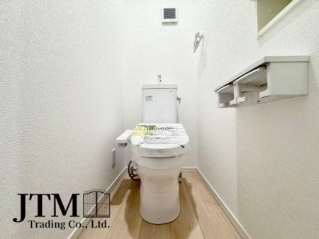 �g�C�� �������������͋C�̃g�C���́A�ق��ƈꑧ����ꏊ�ɁB�ӊO�Əd�v�ȁg���S�n�̗ǂ��h���������芴������݌v�ł���������Ƃ����C�z�肪�A��炵�̎��������ƍ��߂Ă���܂��B����̖Z������Y��āA�ЂƑ����B