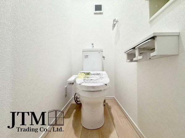 �g�C�� �������������͋C�̃g�C���́A�ق��ƈꑧ����ꏊ�ɁB�ӊO�Əd�v�ȁg���S�n�̗ǂ��h���������芴������݌v�ł���������Ƃ����C�z�肪�A��炵�̎��������ƍ��߂Ă���܂��B����̖Z������Y��āA�ЂƑ����B