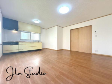 �L�b�`�� ���������薾�邳�ƒʕ��ǂ����ŉ��K�ɂ���������[���L�x�ŁA�ׁX�����������₩���΂钲�������X�b�L���Еt���L�b�`�������ł������ɕۂĂ܂���