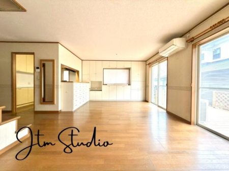 ���r���O �Ƒ������R�ƏW�܂�Ί�Ɖ�b���₦�Ȃ����r���O�́A���������Ȍ����������݁A�������Ƃ����L���Ƌ��S�n�̗ǂ������˔����Ă��܂��B�����̕�炵�Ɉ��S���ƖL�����������炵�A�Ƒ��݂�Ȃ��������؂ȋ�Ԃł���